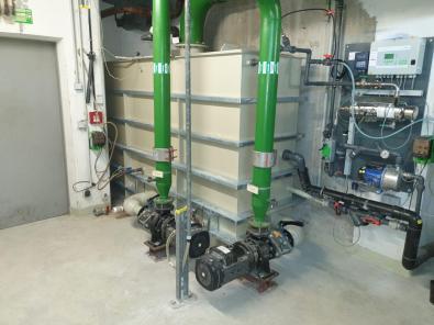 Kühlwasserbehälter vor Ort angeschlossen